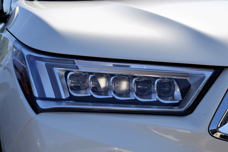 automobile-CASTAGNIERS-min_acura-headlamp-2834131